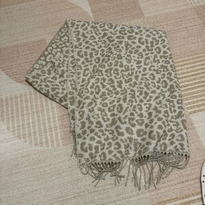 Banana Republic women’s Leopard Print fringe Scarf - Tan and Cream EUC